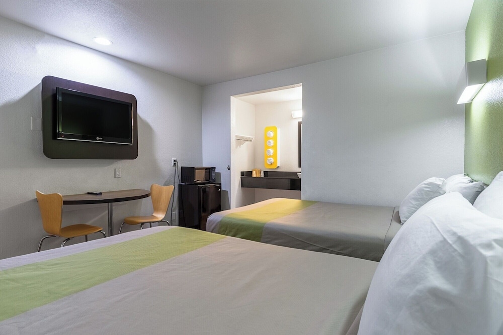 Motel6 Riverside, CA - UCR East 41/57