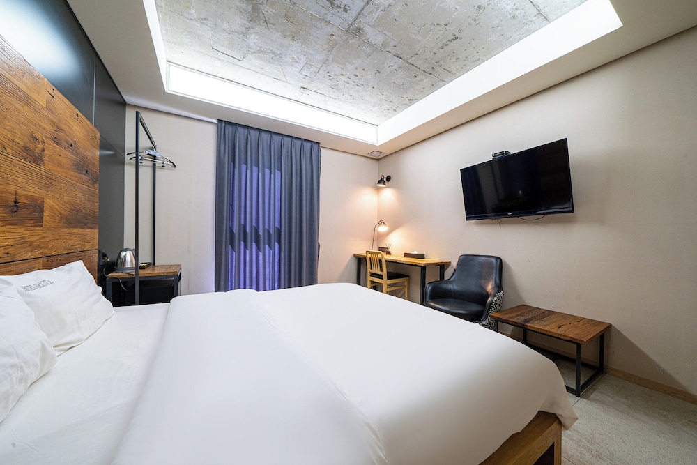 LUXURY, QUEEN BED