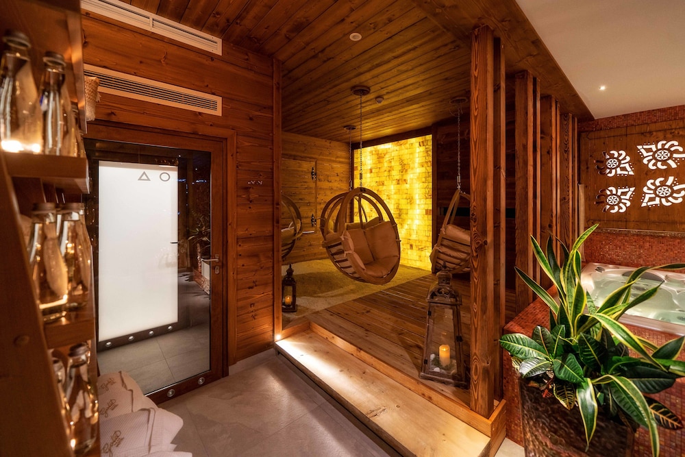 Gold Hotel 7/50