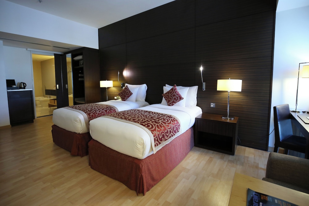 DELUXE, TWIN BEDS, LIVING AREA, BATHTUB