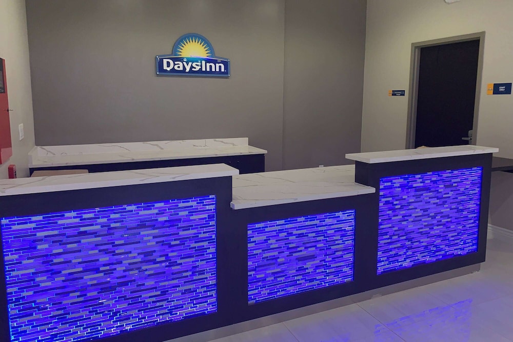 Days Inn & Suites by Wyndham Greater Tomball 7/61