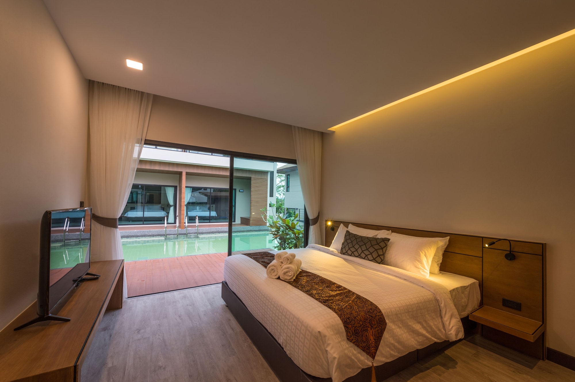 FAMILY, BATHTUB, POOL ACCESS