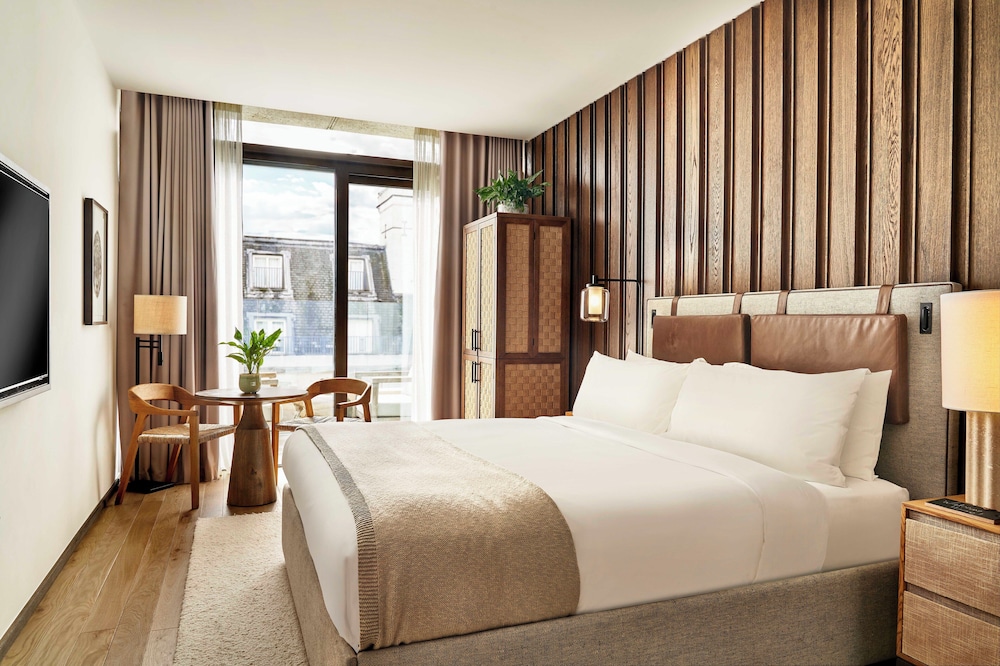 Skyline, King Bed, Terrace