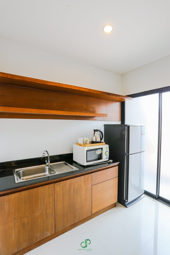 Crystal Jade Hotel 11/65