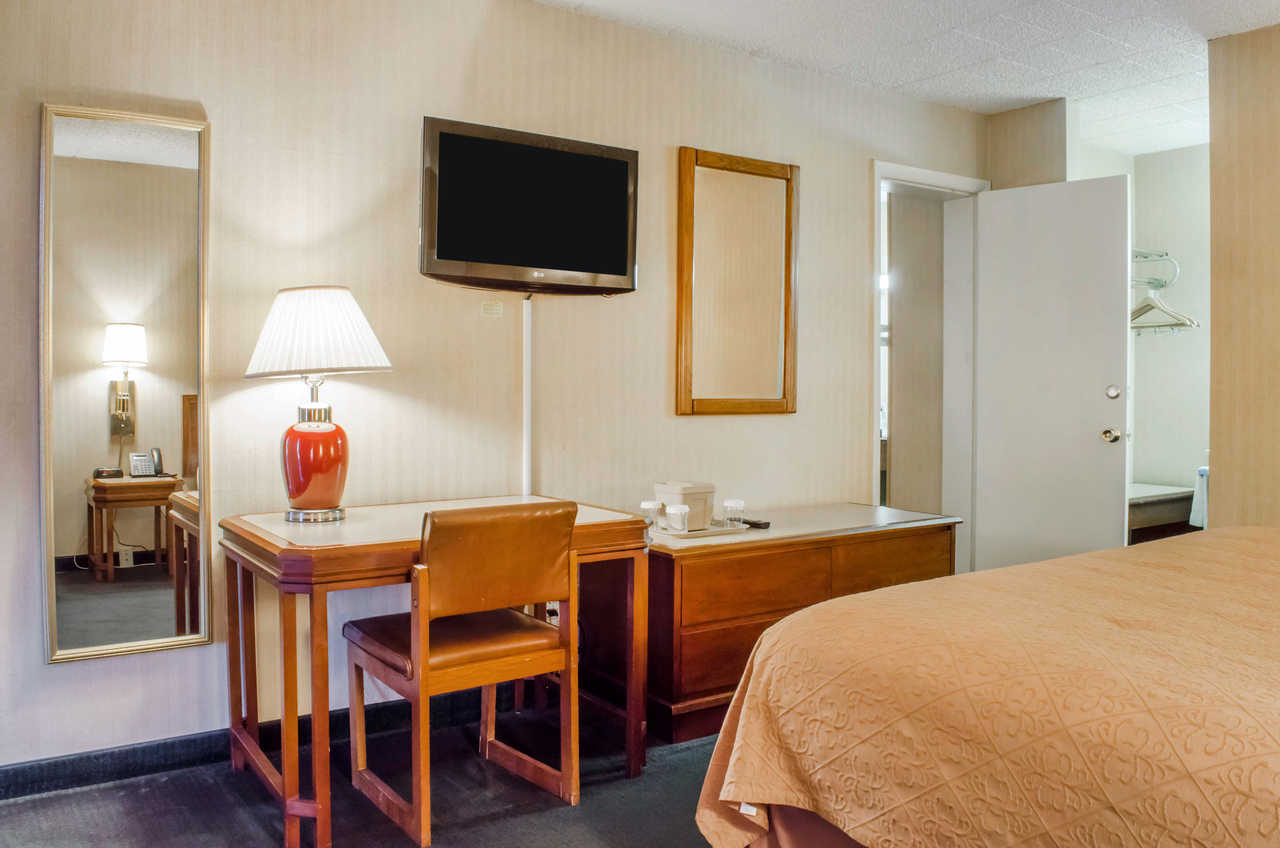 Quality Inn & Suites Burnham, PA 25/36