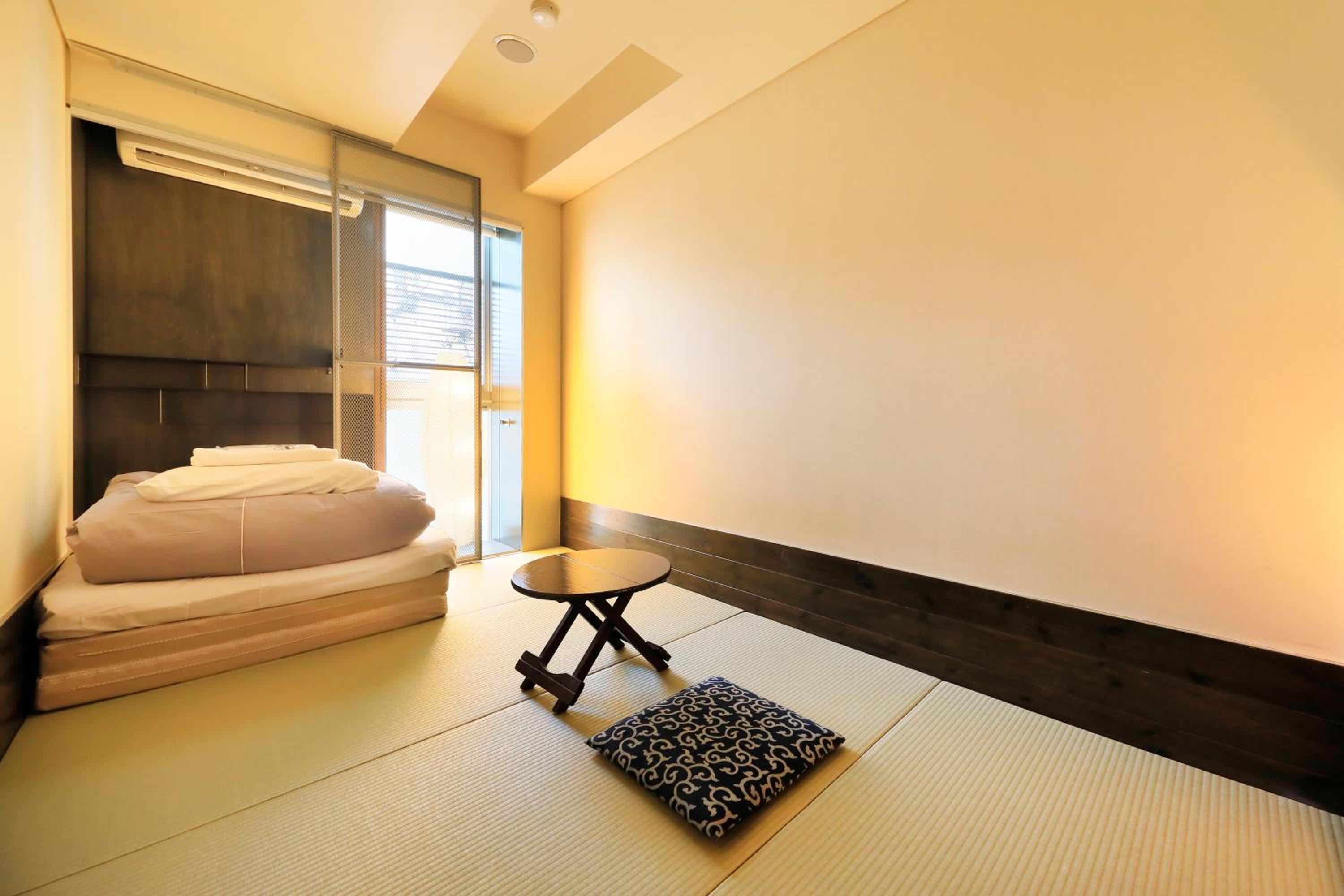 JAPANESE, SINGLE, SHARED BATHROOM