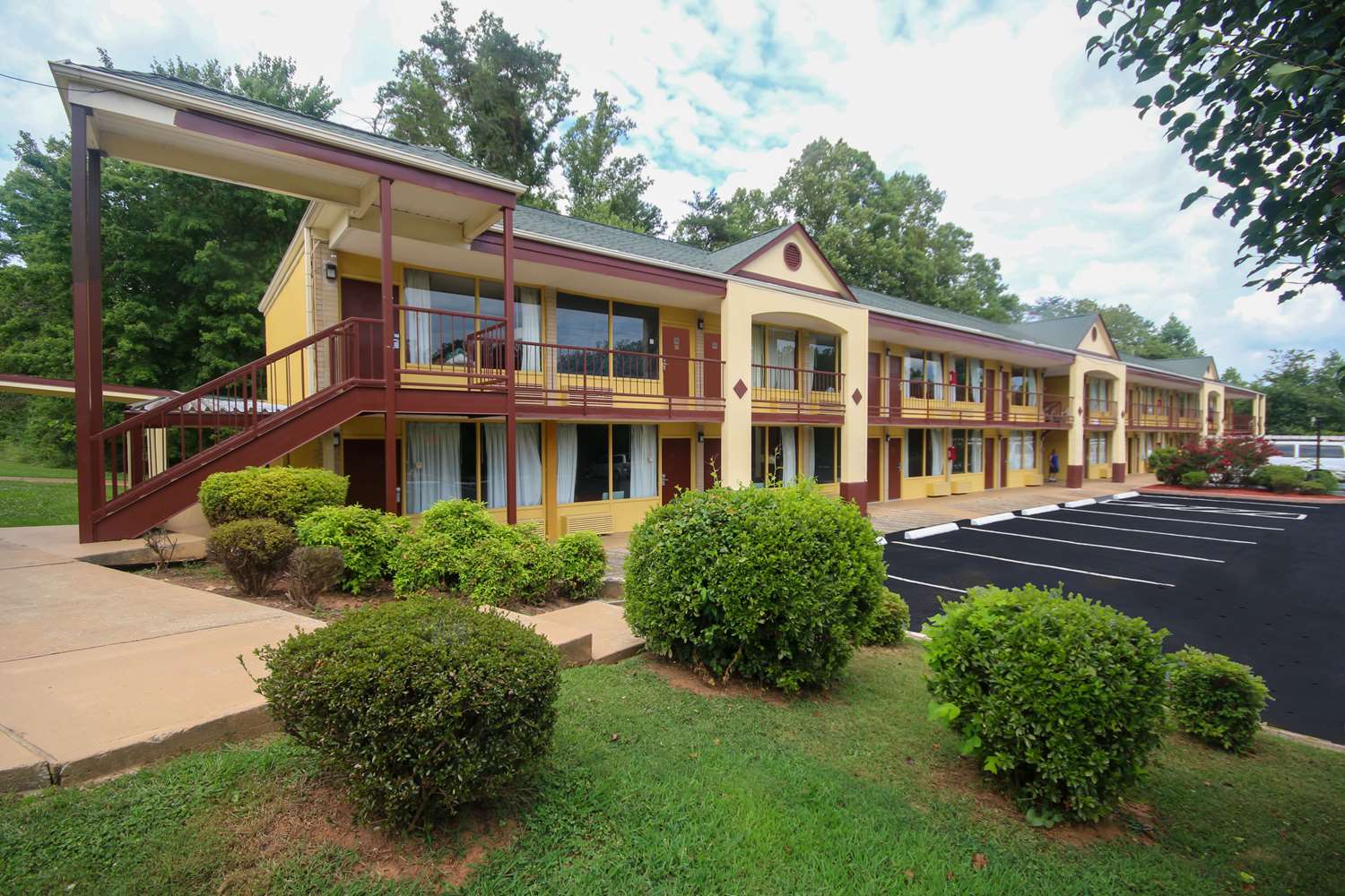 Americas Best Value Inn Pilot Mountain 1/7