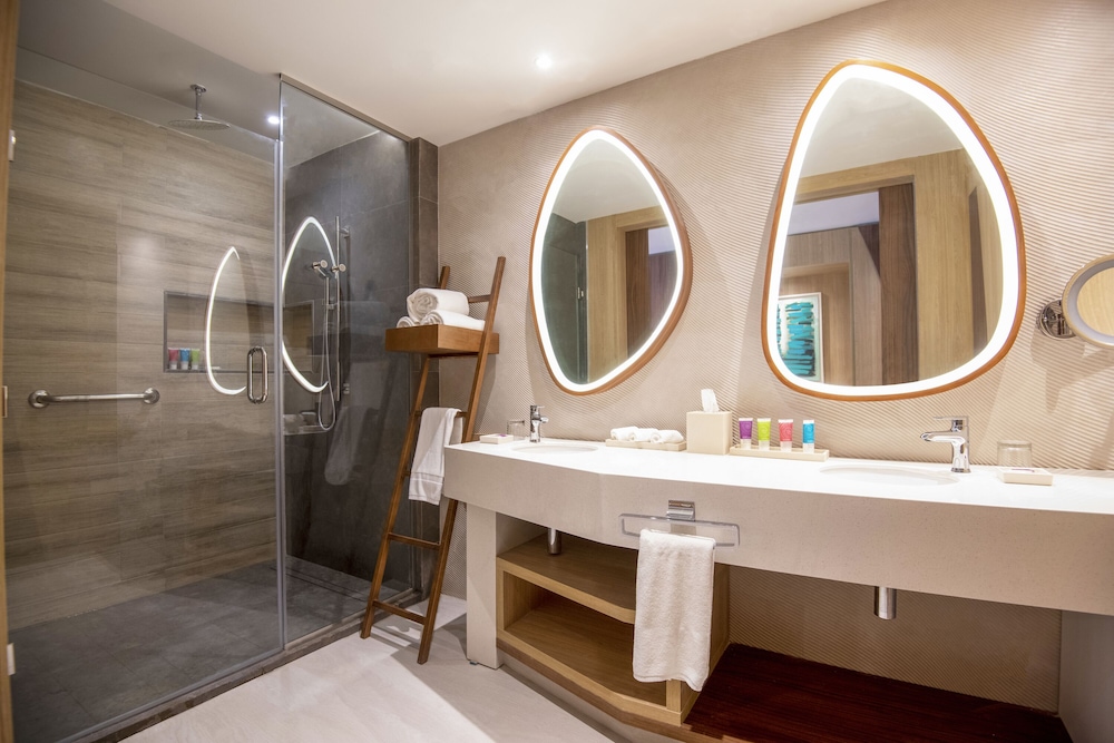 CLUB, JUNIOR SUITE, KING BED, OCEAN FRONT, SOFA