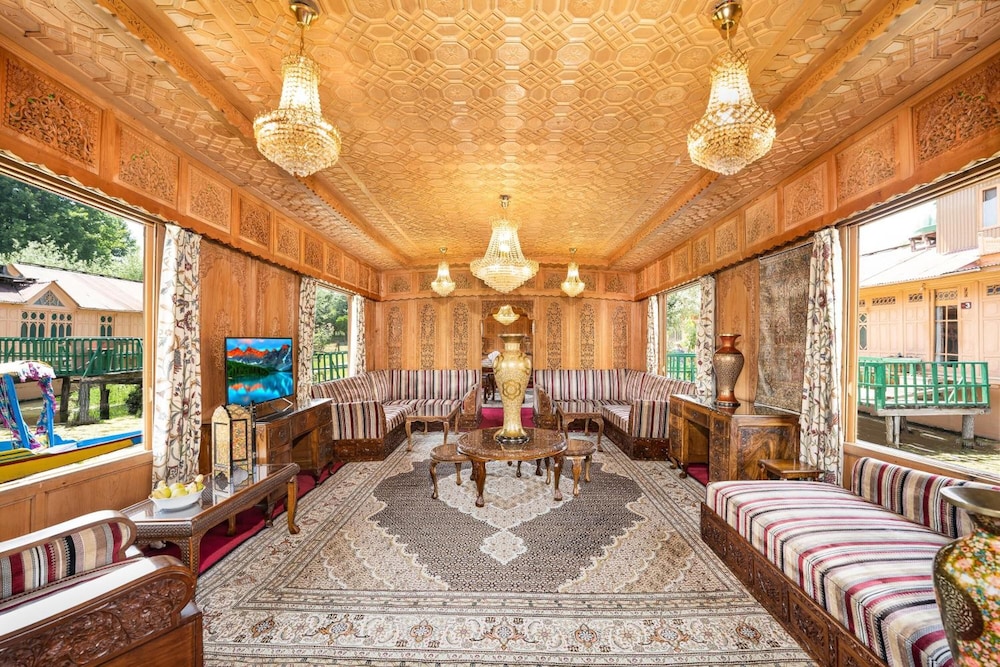 WelcomHeritage Gurkha Houseboats 18/35