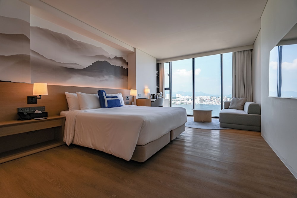 Land, King Bed, Lake View, Private Infinity Pool، Homm Marina Sokcho 2/3