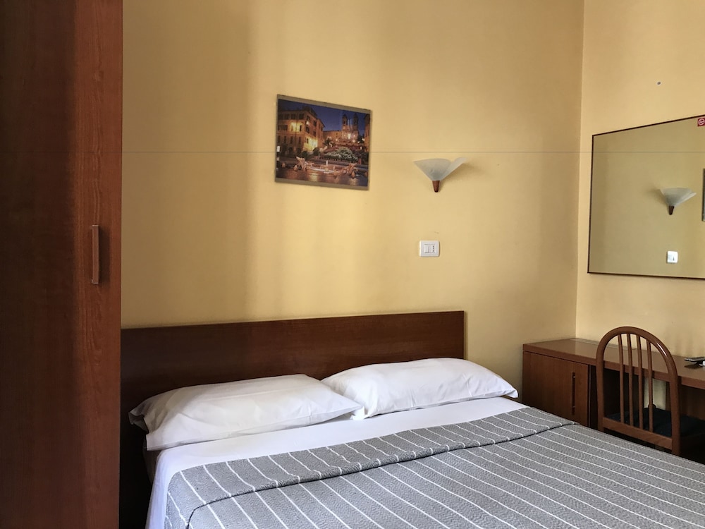 ROOM, DOUBLE BED