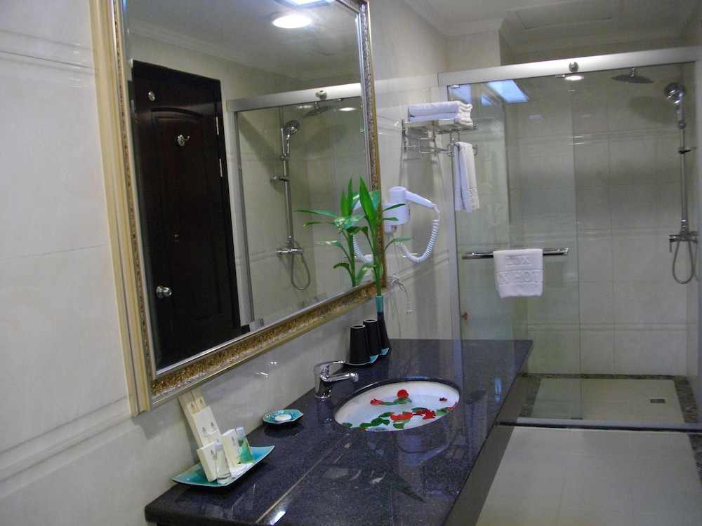 Lux Riverside Hotel & Apartment 98/99