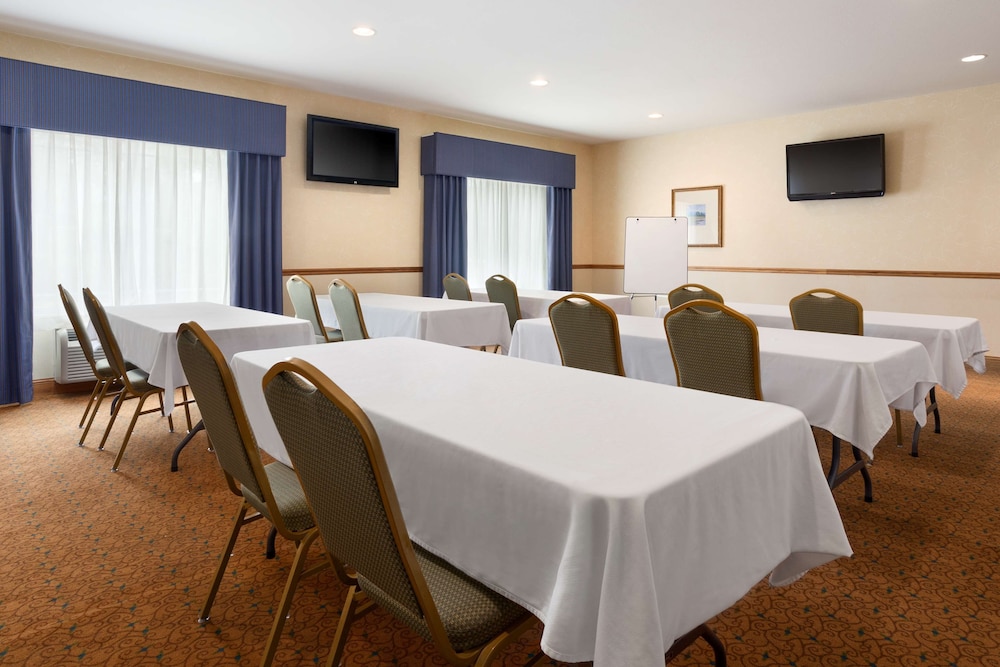 Country Inn & Suites by Radisson, Columbia, MO 33/40
