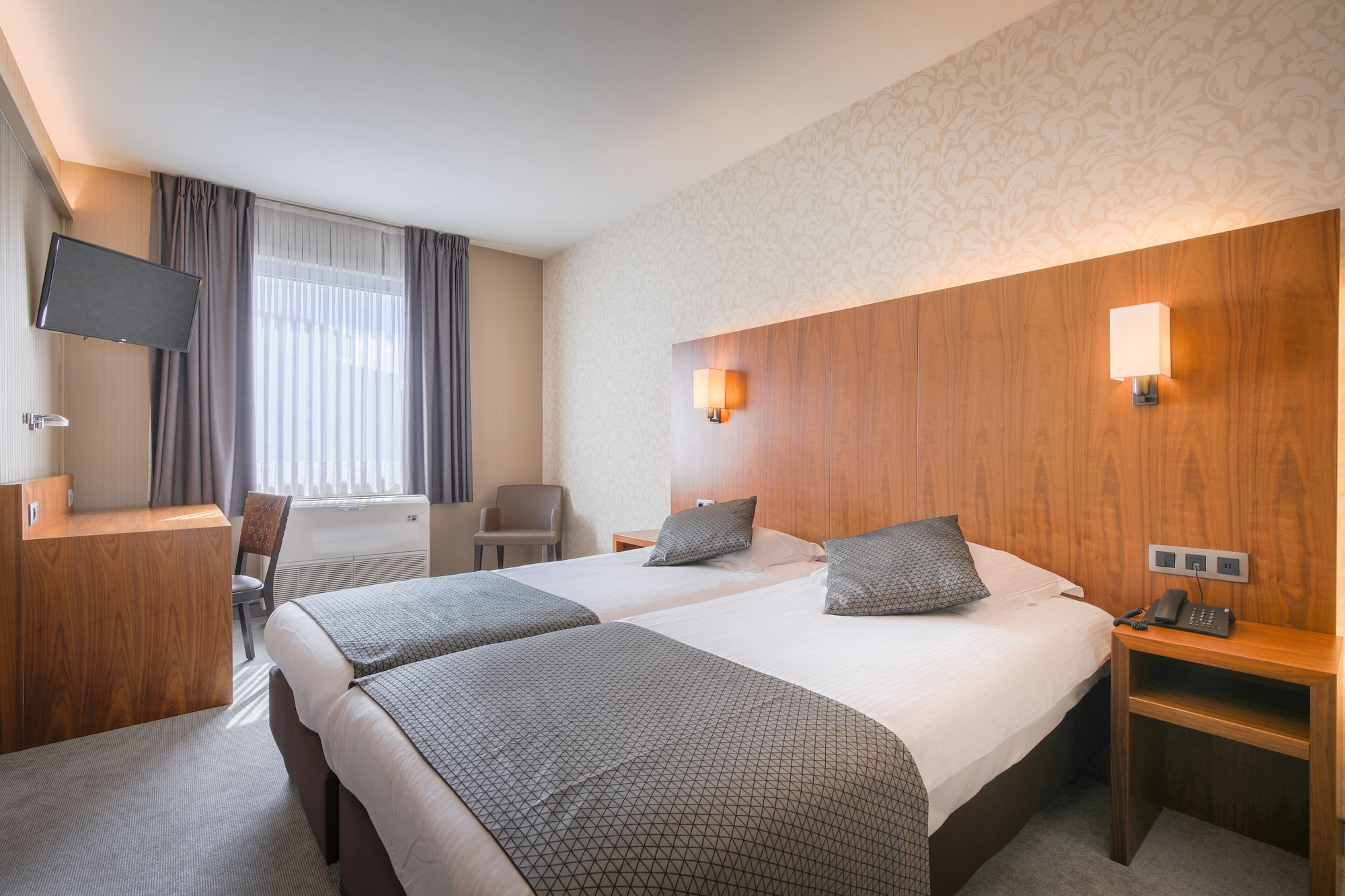 COMFORT, TWIN BEDS