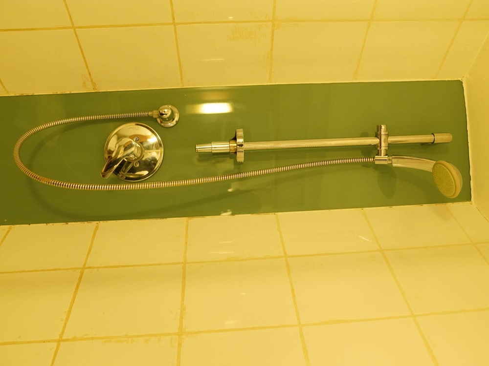 Delta Continental Hotel 33/66