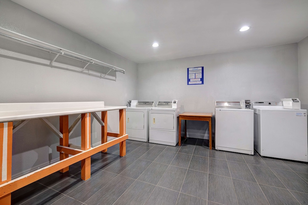 Motel6 Buttonwillow, CA - Central 9/50