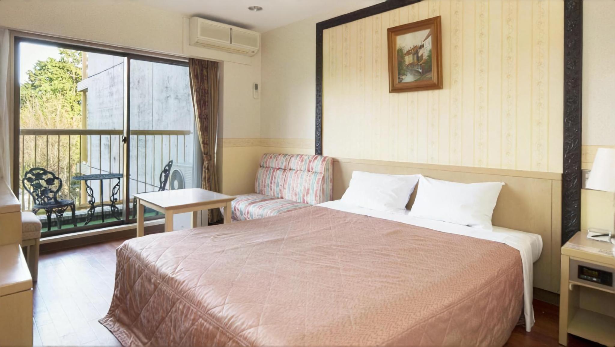 ROOM, DOUBLE BED, CORNER