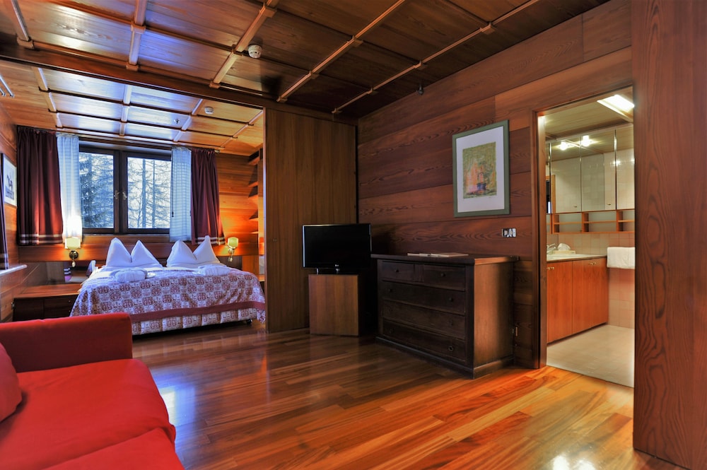 Hotel Mirage 8/34