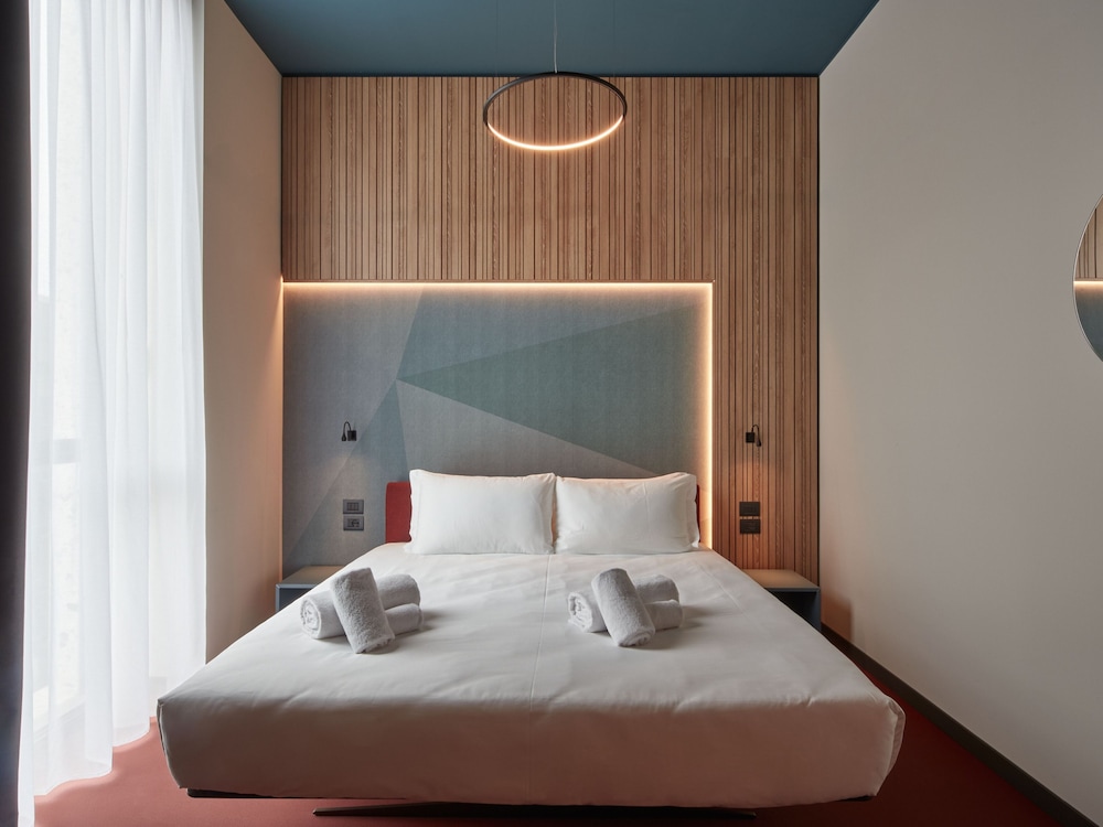 CREATOR, KING BED