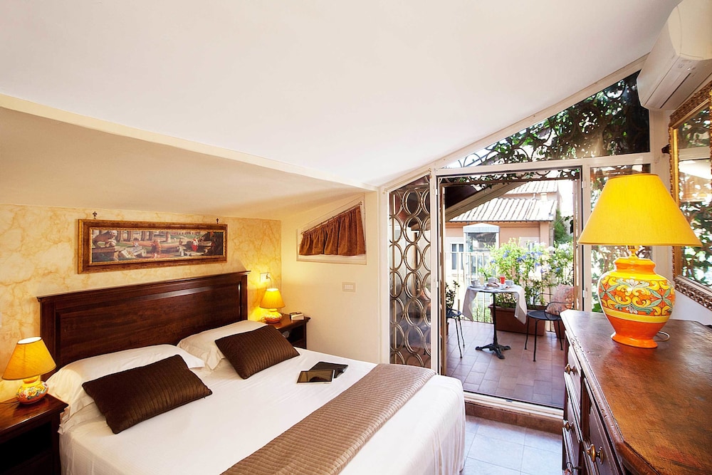 Standard, Double Bed, Pantheon Inn 3/8