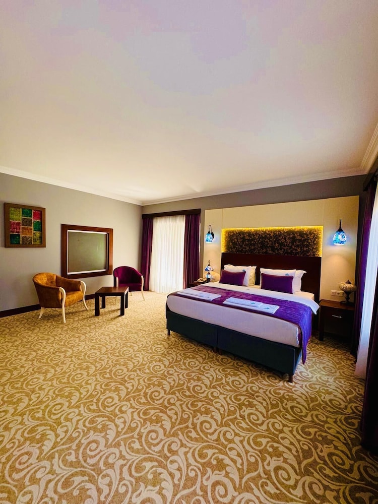 White Heaven Hotel 8/40