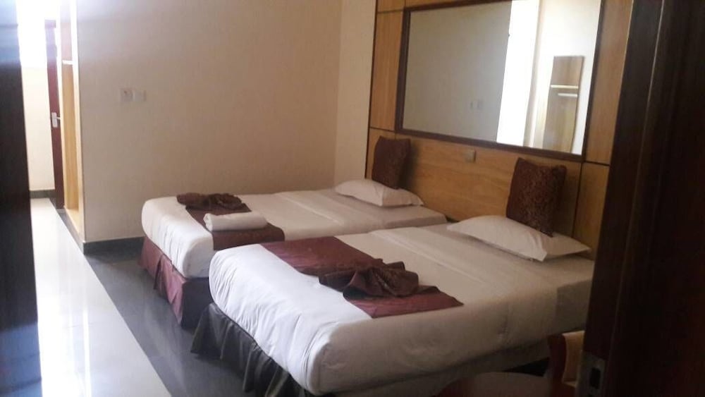 ROOM, TWIN BEDS
