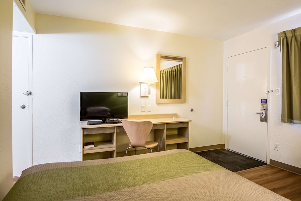 Motel6 Pueblo, CO - I-25 41/52