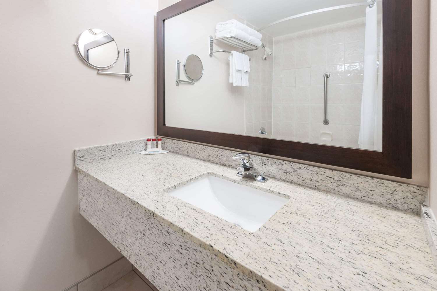 Ramada By Wyndham Edmonton South 32/33