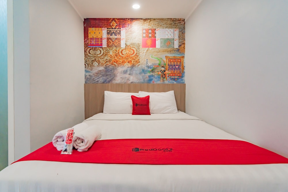 RedDoorz Plus @ Point Phila Cihampelas 17/50