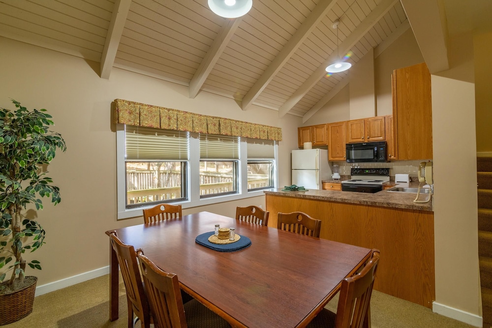 Mountain Villa With Waterpark, Golf, Skiing, Wine Tour Access and More! Massanuttens Shenandoah Vil 33/49
