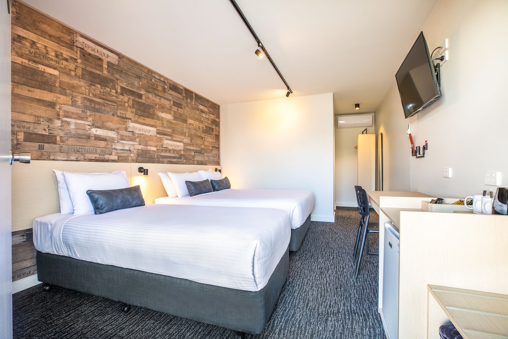 Westside Hotel 8/32