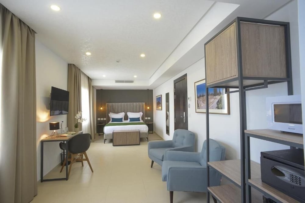 Maia Hotel Suites 33/44