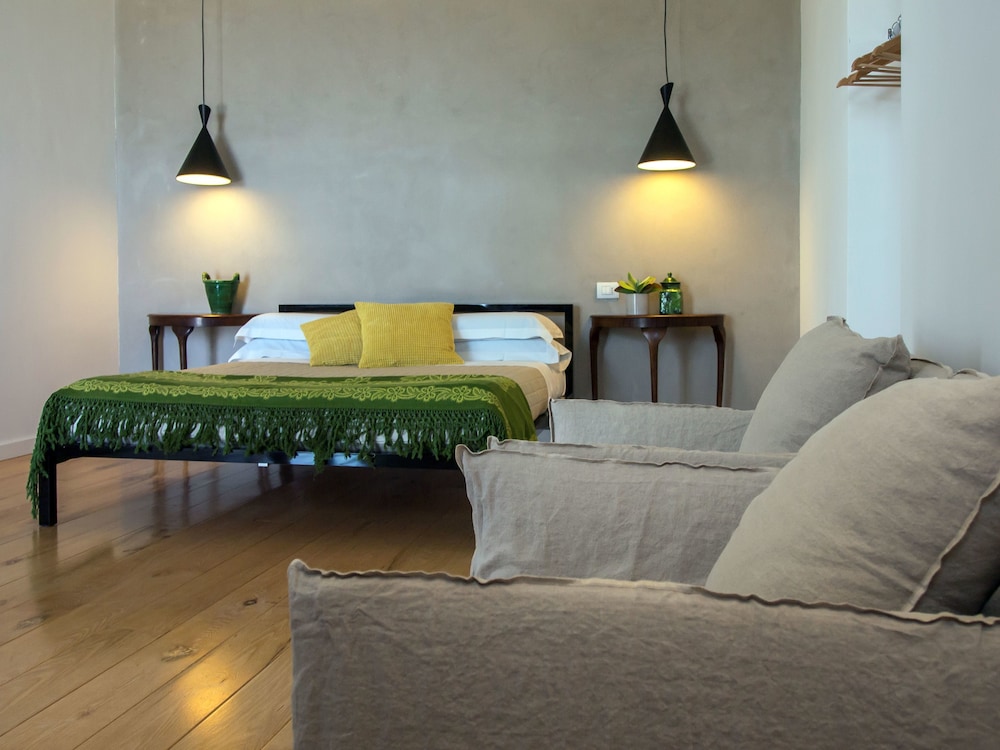 Tale Restaurant & Suite 17/75