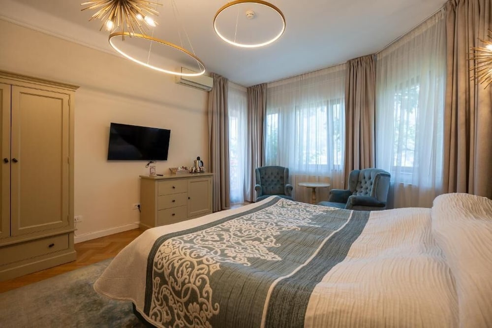 STUDIO, SUITE, KING BED, CITY VIEW, SOFA