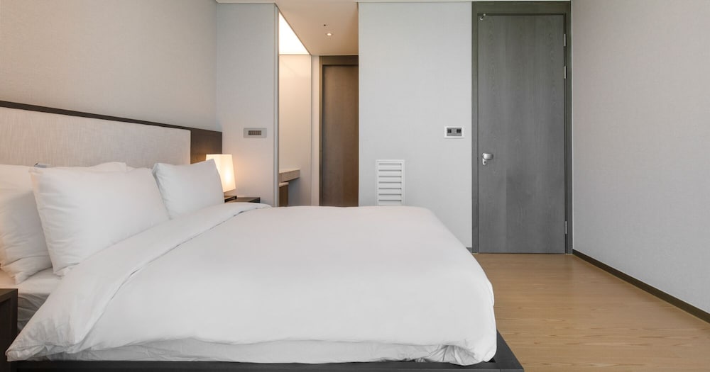 LCT Residence Y Collection 18/50