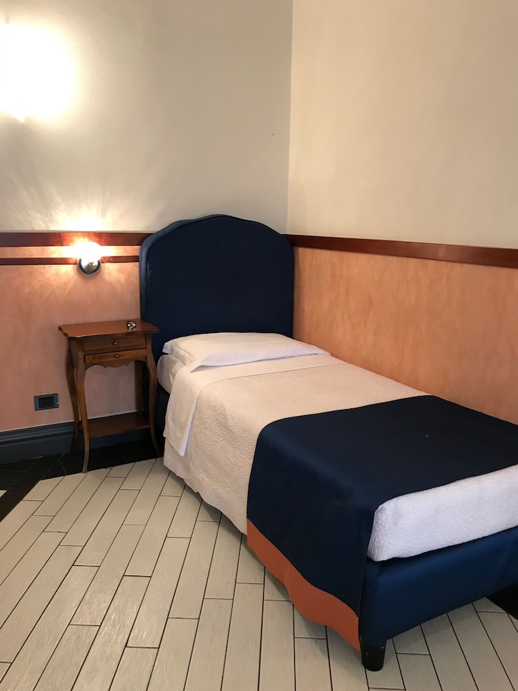 ROOM, SINGLE