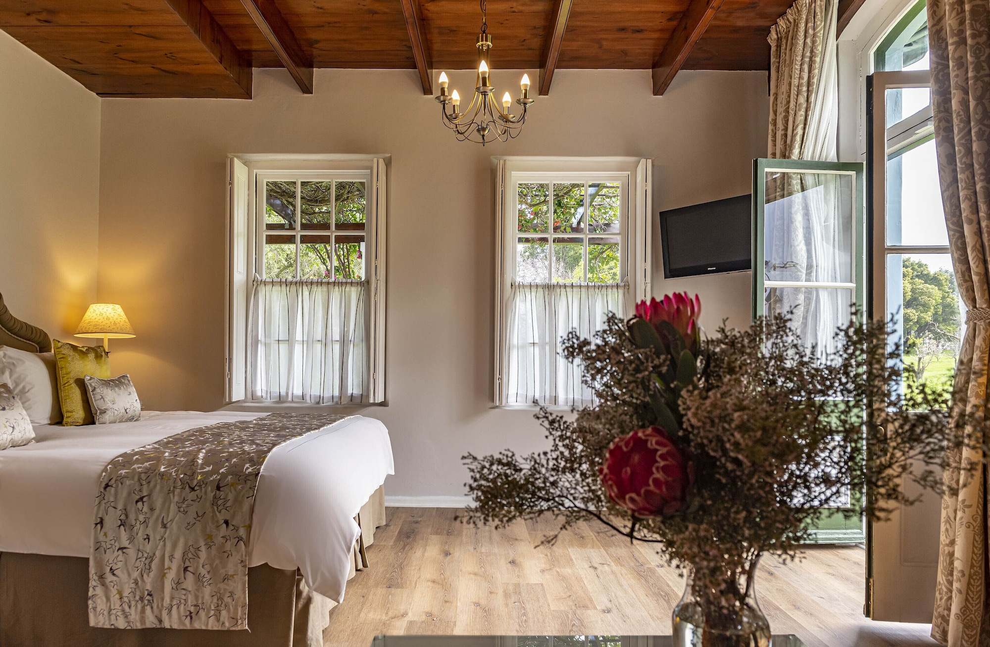 ROOM, KING BED, MOUNTAIN VIEW
