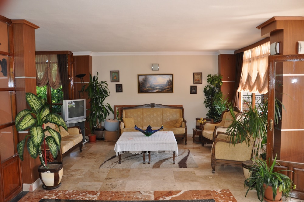 MOMS HOTEL 24/44