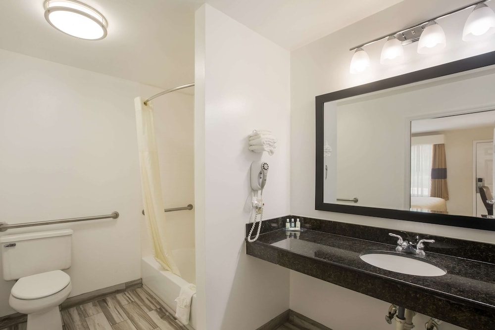 Quality Inn & Suites Greensboro near Lake Oconee 9/36