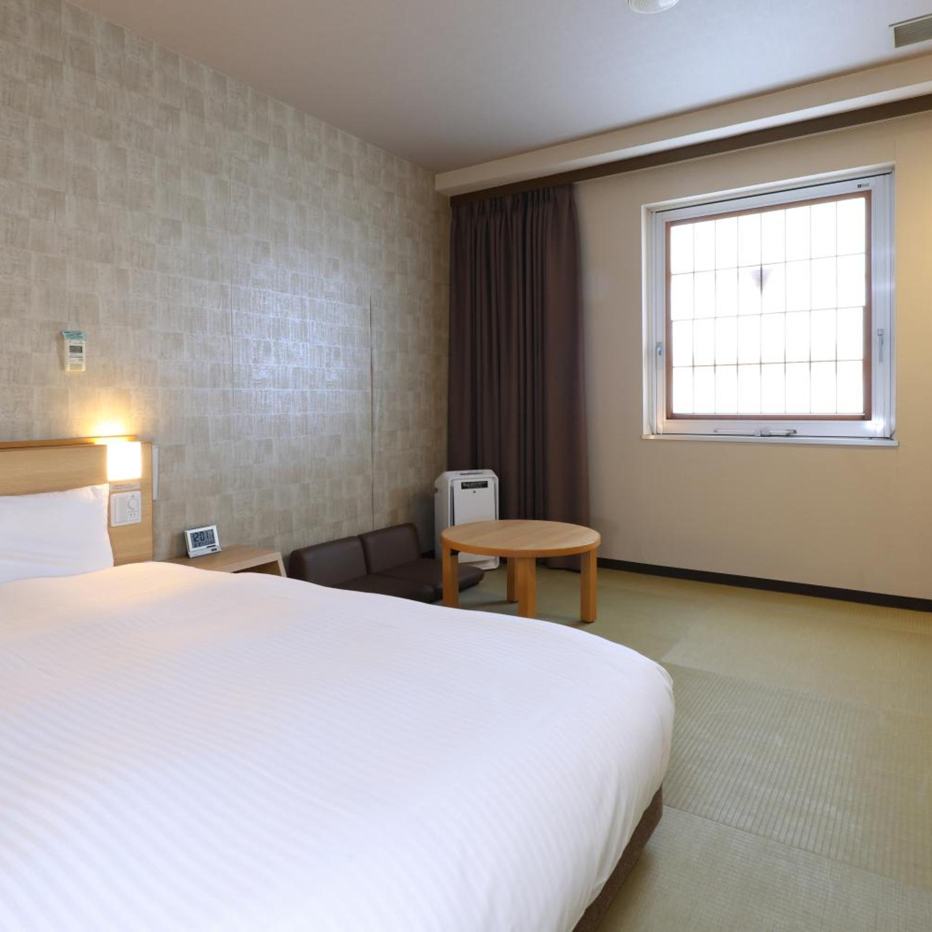 غرفة بسرير كوين بأرضية تاتامي