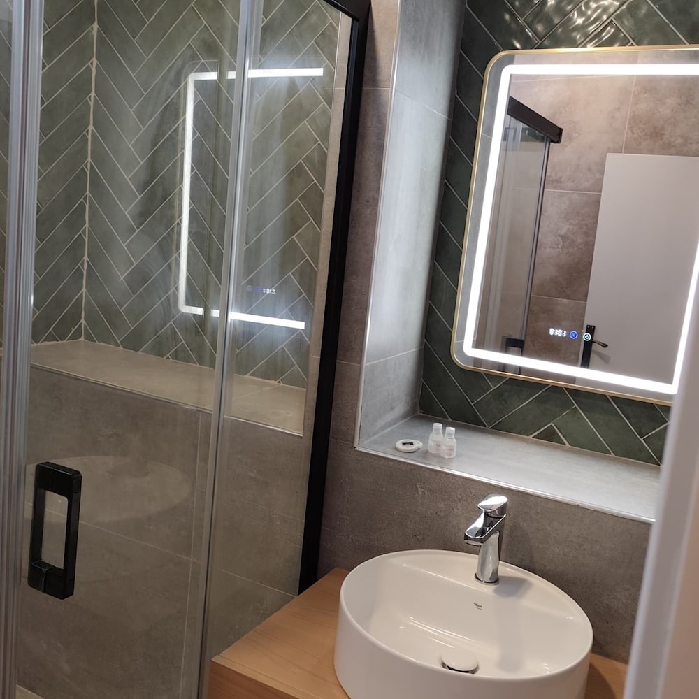 Avenue Hotel 42/46