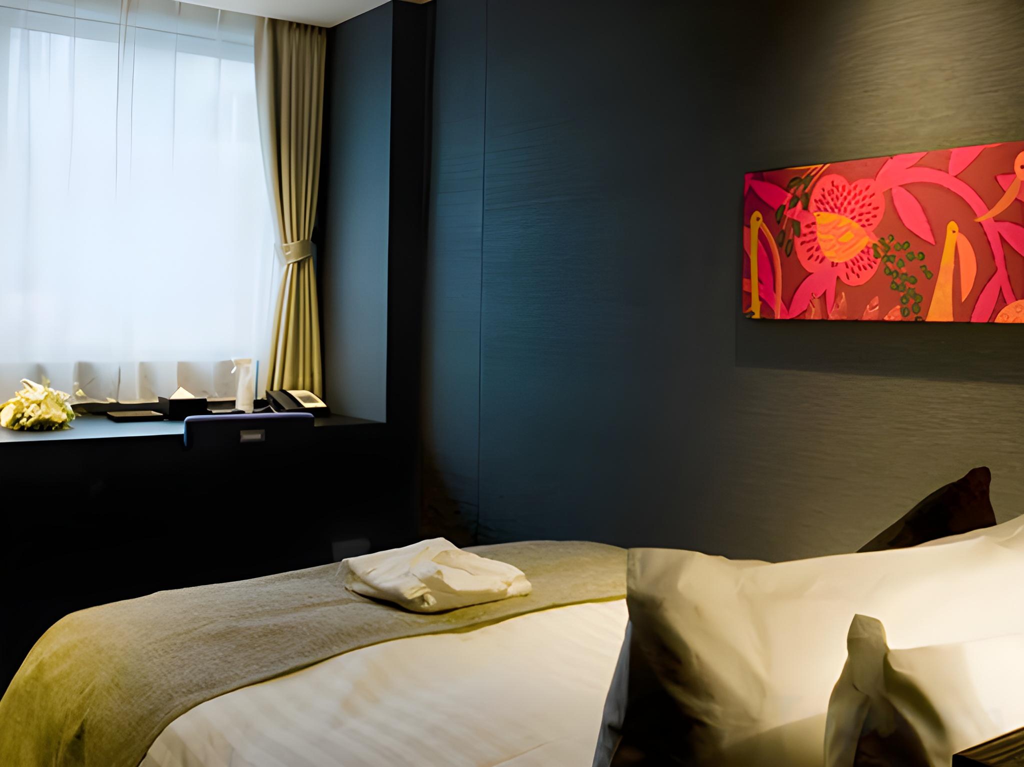 Modest, Semi Double Bed