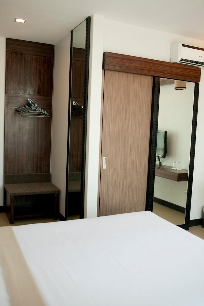 D Hotel And Suites 33/50