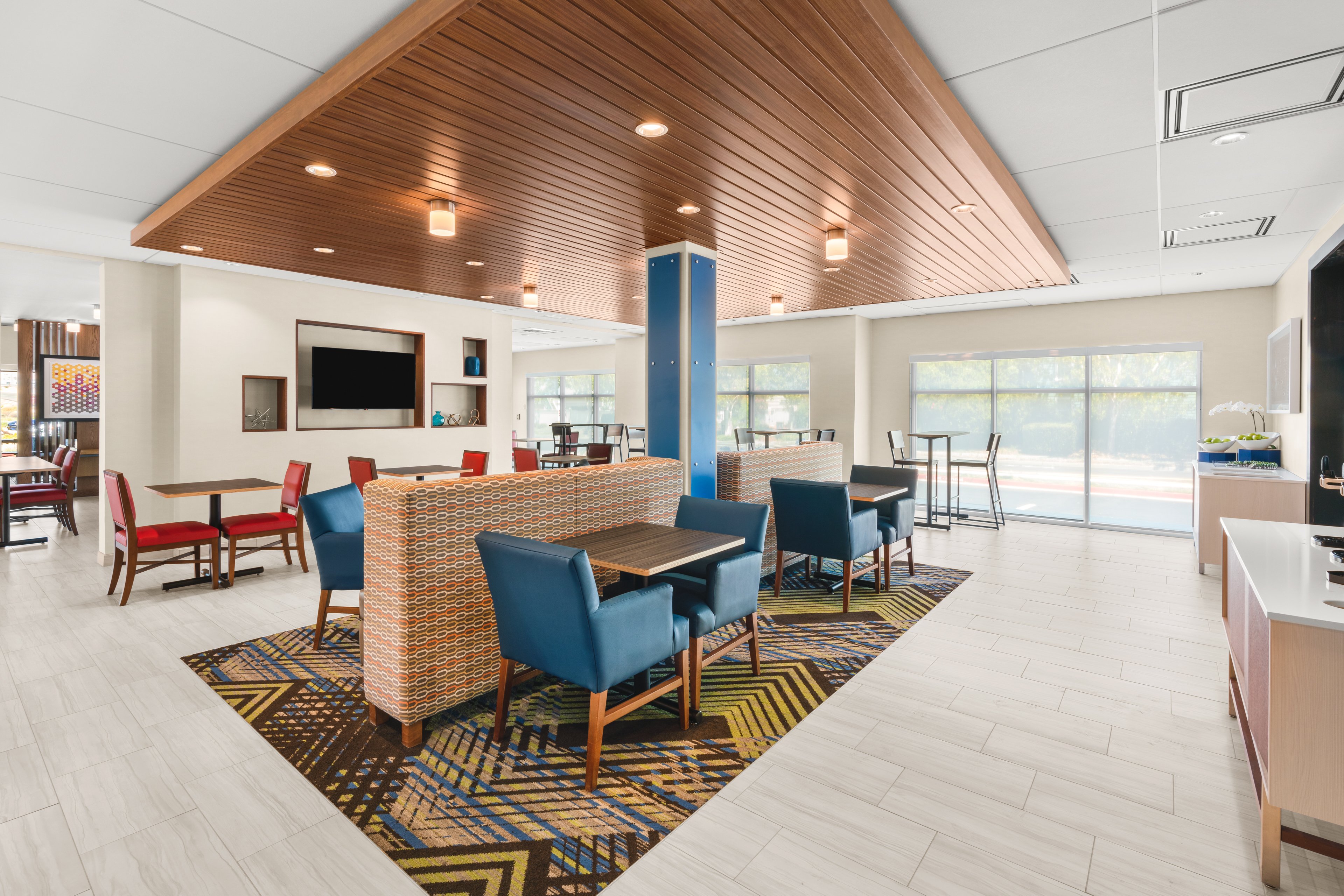 Holiday Inn Express & Suites Suisun City 55/70