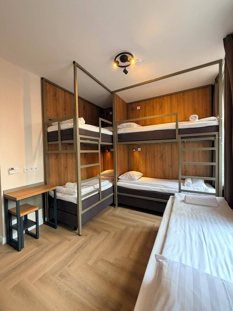 Continental Hotel 24/50