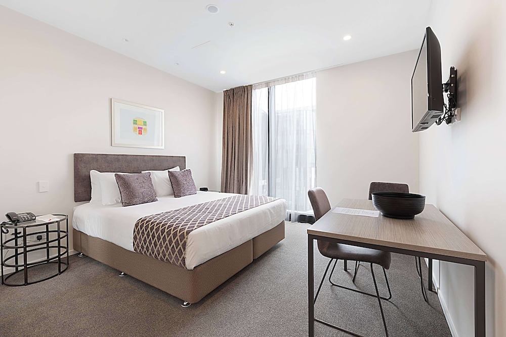 استوديو ديلوكس بسرير كينج، Ramada Suites By Wyndham Victoria Street West 3/8