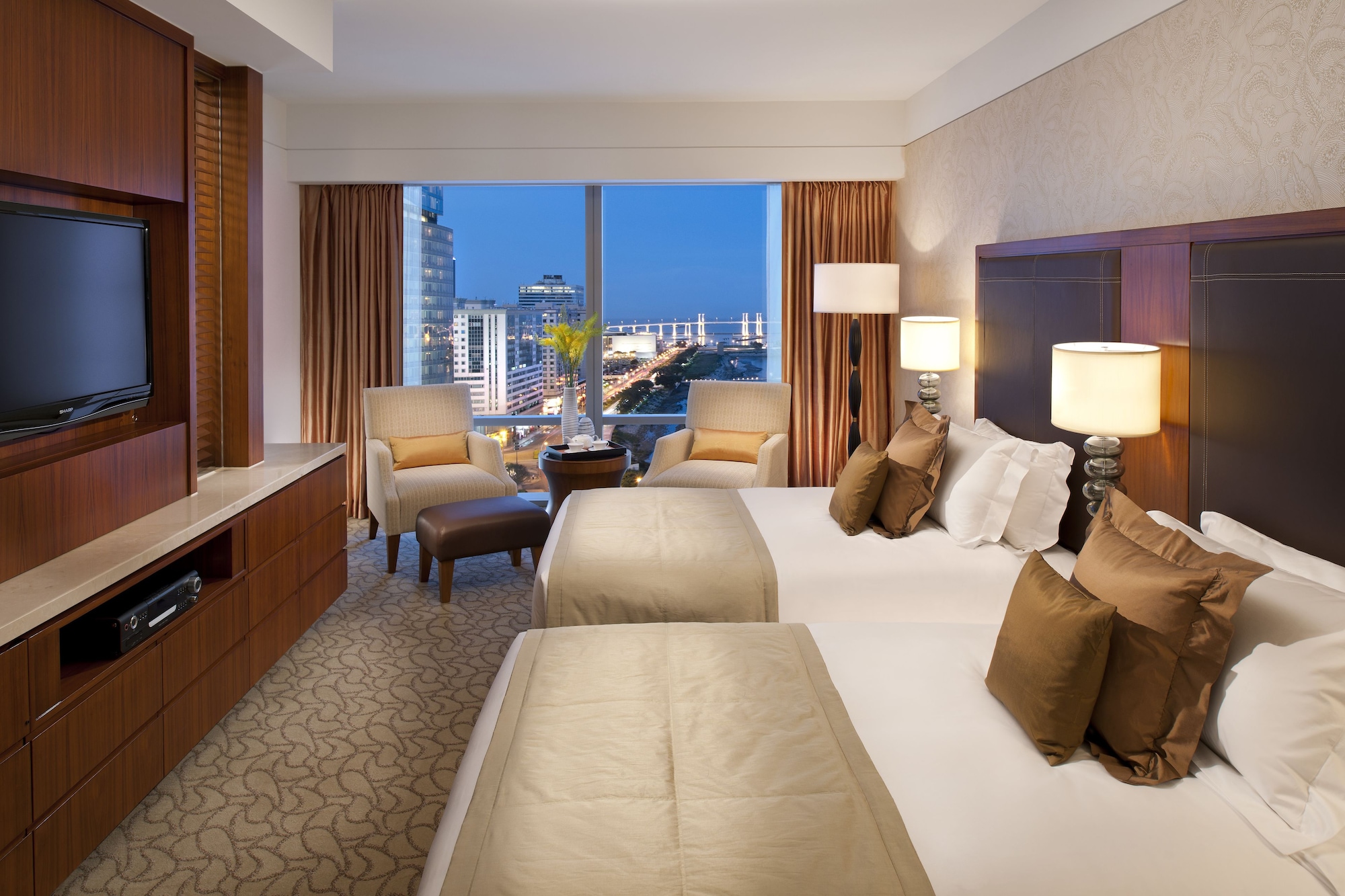 DELUXE, KING BED, BAY VIEW