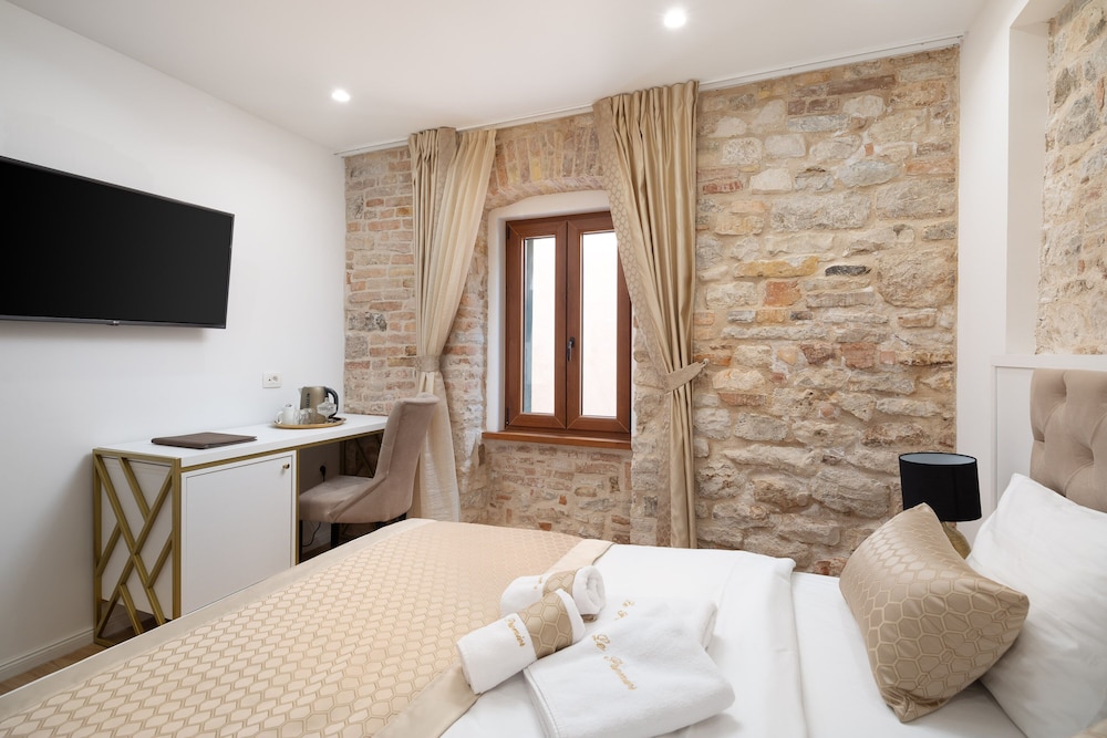 Le Premier Luxury Rooms 6/43