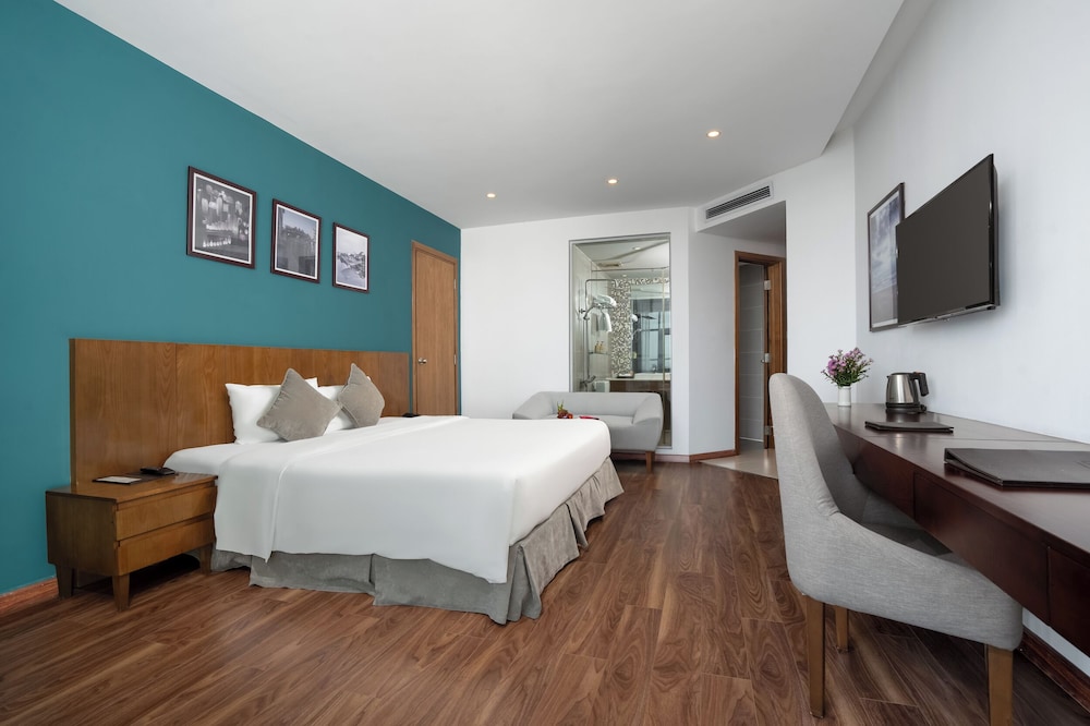 غرفة بريميوم بسرير كينج بإطلالة على المدينة، Royal Lotus Hotel Danang 7/10