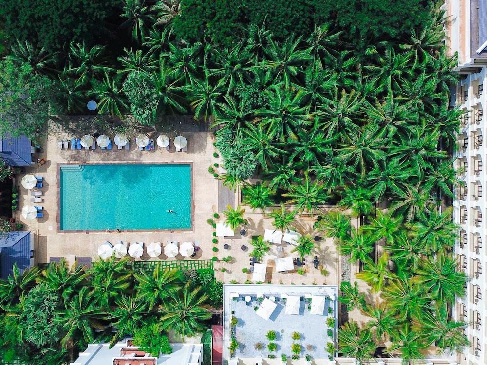 THE PRIVILEGE FLOOR BY LOTUS BLANC 4/40